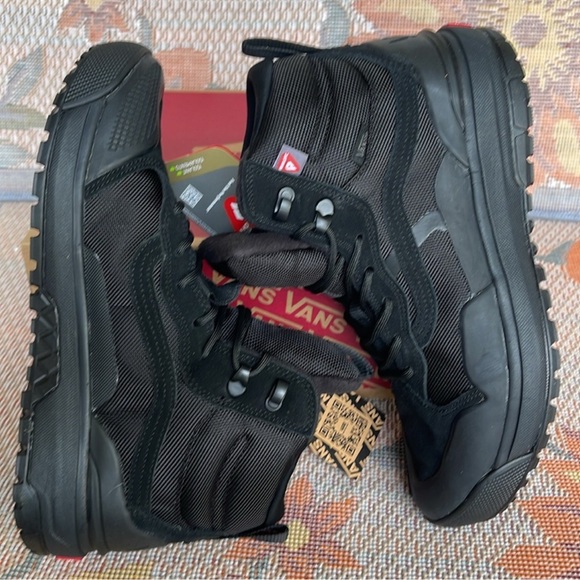 Vans WMNS Ultrarange Exo
Black/Black
Sneakers MTE Boots VN0A4BVSBKA - Picture 15 of 16